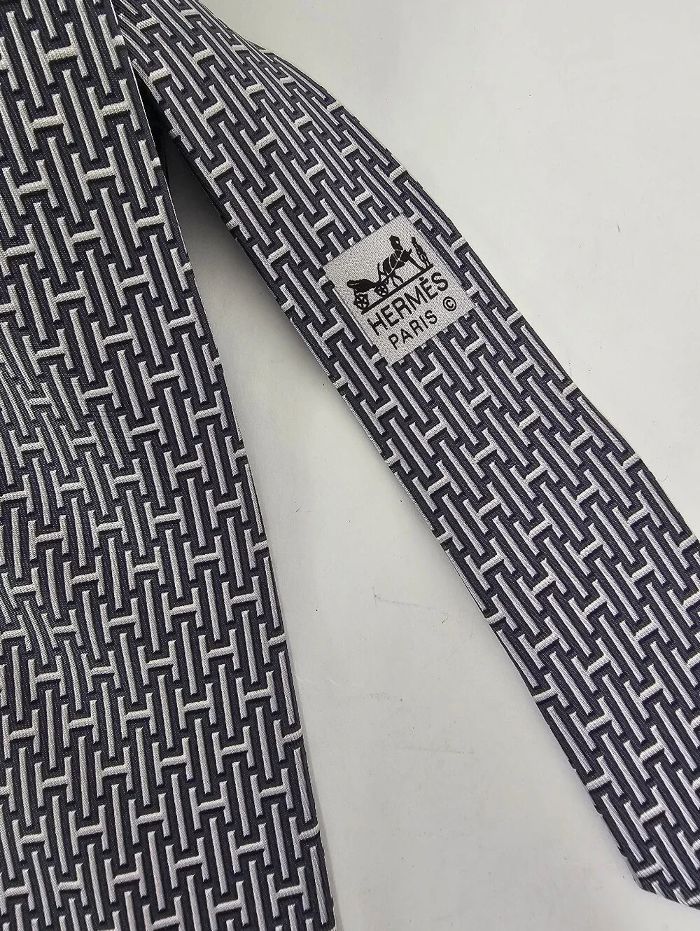 Authentic Hermes Silk Tie 5139 HA Interlocking H Pattern Grey Navy Luxury